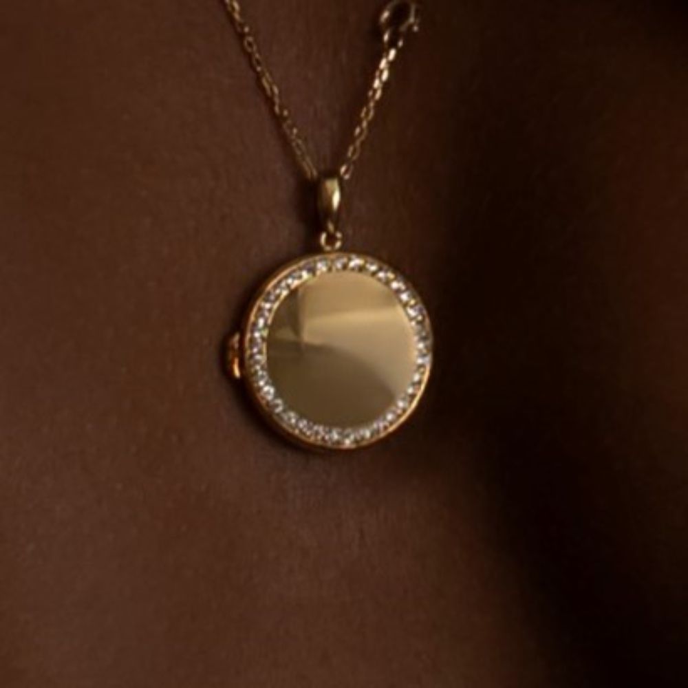 Relicário borda em diamantes